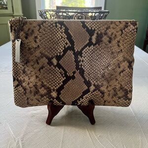 🎄NWT Banana Republic Clutch